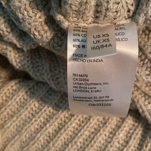 Freepeople Sweater Oatmeal color, short fringe detailing around v neck & sleeves - Picture 8 of 10